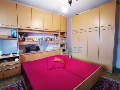 Top Estate Real Estate offers one-bedroom furnished apartment in the town of Lyaskovets, Veliko Tarnovo region. The apartment is located on the fourth floor in a six-storey building with an elevator. The area of the property is 76 sq.m and has the fo...