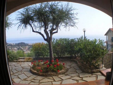 VILLA MIT MEERBLICK Zu verkaufen in einer hügeligen Gegend ca. 2 km entfernt. von der Stadt VILLA mit ausgezeichneter Lage und großzügiger Größe auf drei Ebenen mit doppeltem Eingang und Außenbereichen, die als Garten und Parkplätze genutzt werden. U...