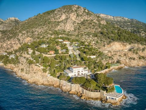 In un ambiente fiabesco con vista su Saint Jean Cap Ferrat, questa tranquilla villa di 171,7 mq abitabili (230 mq di superficie calpestabile) si sviluppa su due livelli. Al primo livello, troverete due comode camere da letto e uno studio privato, cia...