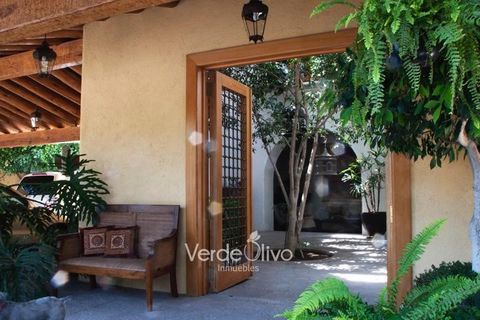 VO24-112GF Ontdek deze prachtige kans voor investeerders in Jurica, Querétaro. Dit eigentijdse huis in Mexicaanse stijl heeft 951 m2 grond en 582 m2 constructie en biedt voldoende ruimte om comfortabel te genieten en te leven. Met 3 slaapkamers, de m...