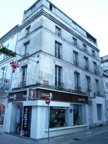 COGNAC Centre Ville Rue Piétonne Immeuble à Rénover