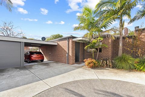Set within a pretty and peaceful complex on the close perimeter of Frankston city centre, this contemporary townhouse pairs style and exciting affordability. A superb start, fuss free downsizer or set and forget investment, the abode showcases genuin...