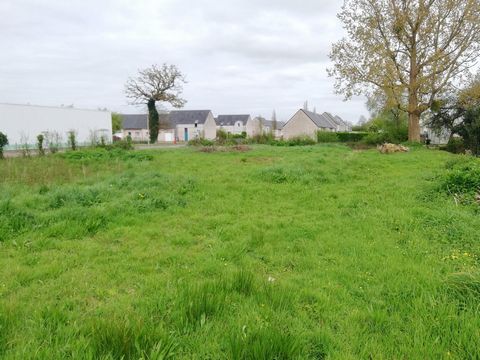 En Normandie, dans la Manche, à Périers, ce terrain constructible et viabilisé de 718 m². Possible de l'acquérir avec un autre de 560 m² pour qui voudrait créer un magasin, ou 2 maisons d'habitations. Environnement tranquille, à 2 pas des commerces q...