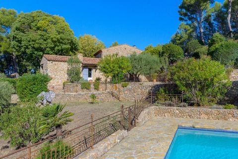 In an enchanting setting on the heights of Le Beausset, a 2-hectare property in perfect condition. Panoramic view of vineyards, countryside, sea and breathtaking sunsets. 300 terraced olive trees, numerous oaks, pines, a bed of lavender and other Med...