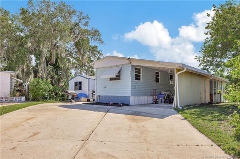 Deze accommodatie ligt direct aan een splitsing van de rivier de St Lucie met toegang tot de oceaan. De cul du sac kavel is taartvormig en heeft ongeveer 100' voorgevel met betonnen zeewering aan de rivier. Veel buitenruimte om te vissen, te entertai...