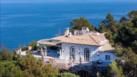 Расположенный в Les Parcs de Saint-Tropez, исключительная недвижимость площадью 622 м² на участке площадью 6734 м² с прямым выходом к морю. Вилла состоит из главного дома, включающего двойную гостиную с видом на море, столовую и кухню, все с выходом ...