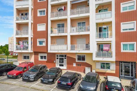 Unique Opportunity in Santa Marta do Pinhal! This spacious 3-bedroom apartment, located in a 2006 building with elevator, offers everything you need for a comfortable and modern life. With balconies on both sides of the apartment, you can enjoy plent...