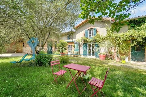 Située dans un quartier recherché du village de Lapeyrouse Fossat, laissez-vous envoûter par cette maison de type 5 nichée au coeur d'un écrin de verdure. Avec ses briques foraines et ses tomettes, cette demeure de 137 m2 sur un terrain de 870 m2 res...