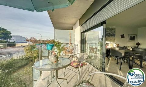 SANTA MARGARITA, ROSES: MODERN APPARTEMENT MET 2 SLAAPKAMERS Op slechts 5 minuten van het mooie en grote strand van Santa Margarita (Roses) Het bestaat uit 2 slaapkamers met eigen badkamer, grote woonkamer met volledig ingerichte kitchenette, een pra...