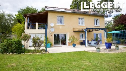 A29644TPK24 - Maison lumineuse et rénovée située dans la campagne près de Sarlat avec un grand et joli jardin et une belle vue. Actuellement 5 chambres au total avec la possibilité de créer une chambre supplémentaire dans le gîte. Les informations su...