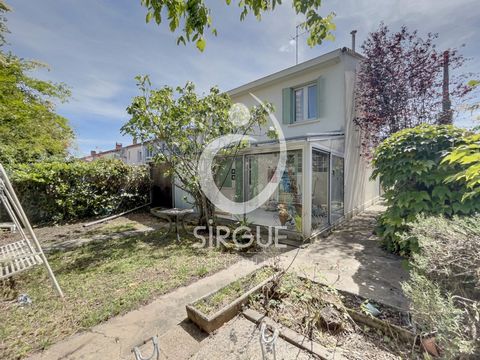 Close to place Fernand Pelloutier, house from the 60s of about 120m2 on a plot of 283m2 in a quiet area. On the ground floor there is a living room, a kitchen, a bedroom and a shower room and a veranda. Upstairs there are 4 bedrooms and a bathroom wi...