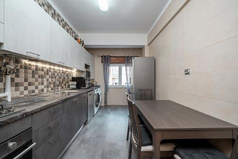 This apartment stands out for its excellent location, allowing immediate access to the city center. In excellent condition, with an east/west solar orientation that provides it with fantastic luminosity. With very generous areas and high quality fini...