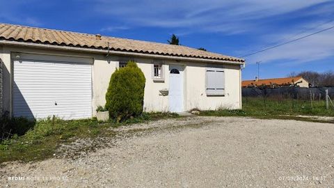 In Montlieu la Garde, op 45 minuten van Bordeaux en Angoulême en op 5 minuten van het stadscentrum. Een traditionele twee-onder-een-kapwoning bij de garage, uit 2012. Het bestaat uit een inkomhal die leidt naar een toilet, een badkamer en een eerste ...