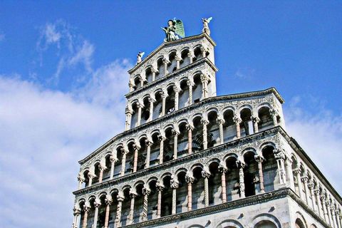 Appartement gelegen op de begane grond van een oud palazzo in het historische centrum van Lucca. Uitstekend geschikt voor een bezoekje te voet aan de stad, naar alle prachtige muren en de belangrijkste pleinen. De accommodatie heeft een eigen ingang....