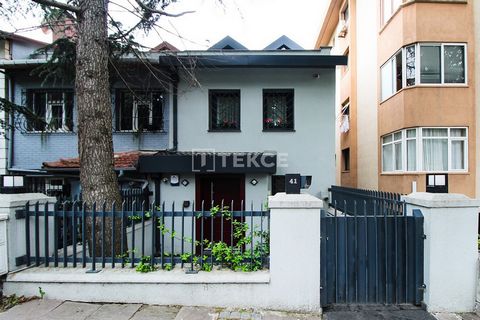 Villa bifamiliare di 4 piani e 6 camere da letto recentemente ristrutturata con giardino indipendente a Besiktas Etiler La villa bifamiliare in vendita si trova a Besiktas, uno dei quartieri privilegiati della parte europea di Istanbul. Villa bifamil...