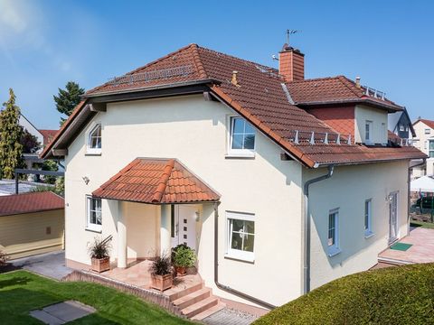 Willkommen in Ihrem neuen Zuhause. freistehendes Einfamilienhaus mit insgesamt 190 m² Wohnfläche auf drei Etagen. PROVISIONSFREI! 6 Zimmer - Fußbodenheizung im Erd- und Dachgeschoss - 130 m² Nutzfläche - offener Wohn-/Koch- und Essbereich (62m²) - ho...