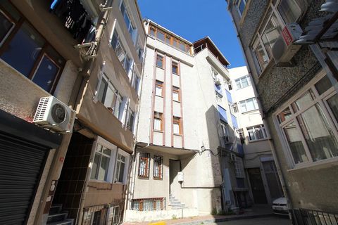 Instapklaar Appartement met 1 Slaapkamer op de Middelste Verdieping in Istanbul Fatih De flat is gelegen in de wijk Seyyid Ömer in de wijk Fatih in Istanbul. Het Fatih-district is een van de drukste regio's in Istanbul. De regio herbergt een grote ve...