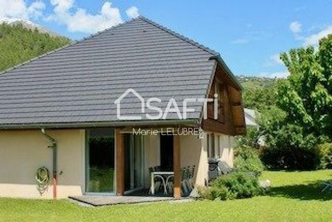 Located in a small, peaceful housing estate in Savines-le-Lac, this contemporary house offers stunning views of the surrounding mountains, just a few minutes from Lac de Serre-Ponçon and close to the amenities of Embrun. Ideally located, this 880 m² ...