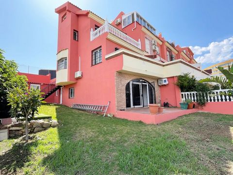 House in Torreblanca with 360º views. Located in a quiet and safe area, this house has 4 floors. On the ground floor there is a spacious living-dining room, an independent kitchen and a large south-east facing terrace. On the first floor there are 2 ...
