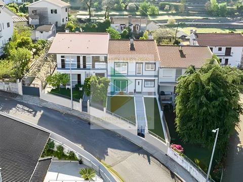 Villa mit 4 Schlafzimmern, 10 Gehminuten von Ponta da Barca entfernt, ideal für eine dauerhafte Unterkunft oder einen Urlaub. Das Hotel liegt in einer ruhigen Straße, in der Nähe von Schulen, Kindergarten, Krankenhaus, Supermarkt, Bäckerei und Restau...