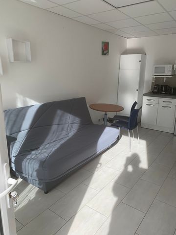 Studio indépendant tranquille dans un jardin ( Homestay) pour 1 ou 2 personnes avec un canpé lit. Proche de paris 30 mn des Champs Elysées. 15 mn de la Defense via T2 acces à RER A , ligne 1 20 mn de St lazare