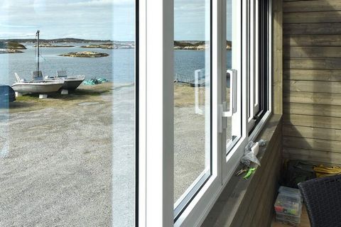 Beautiful fisherman's cabin with beach plot and panoramic views to the sea and the islands beyond. Linen included. One of two vertically divided fisherman's cabins, this is the fisherman's cabin closest to the sea. Exit to the closed balcony from the...