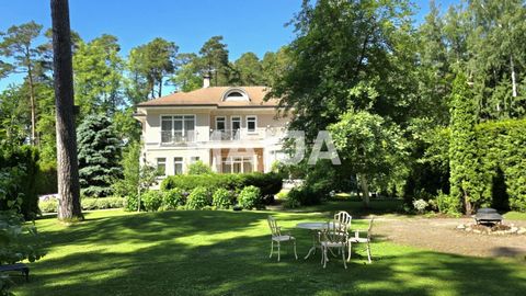 Due case, una padronale e una per gli ospiti, sono in vendita nel centro di Jurmala - in un'area verde su un unico terreno. La casa principale ha una superficie di 450 m2. Al piano terra troviamo un ingresso, una zona cucina abbinata a una zona pranz...