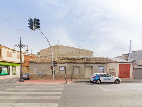 Gran oportunidad de negocio, vivienda o inversión en el mismo centro del municipio de Granja de Rocamora. La vivienda se encuentra en una ubicación privilegiada, pues se ubica en la misma avenida que nos lleva a la autovía A-7 hacia Cox, donde se enc...