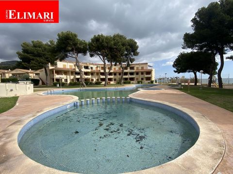 Planta baja preciosa a lado de Les Cases d´Alcanar, Tarragona, con 62 m2. Orientada al sud, esquinera, con sol todo el dia y mucha luz. Dispone de una amplia terraza con vistas al mar y toldos, a 50 metros de la piscina comunitaria. 2 habitaciones do...