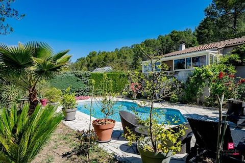 Offrez-vous un havre de paix exceptionnel, une oasis de sérénité baignée de soleil avec vue imprenable sur les champs. Loin de l'agitation urbaine, nichée au coeur d'un écrin de verdure au Val, cette somptueuse maison de plain-pied de type 5/6 vous i...