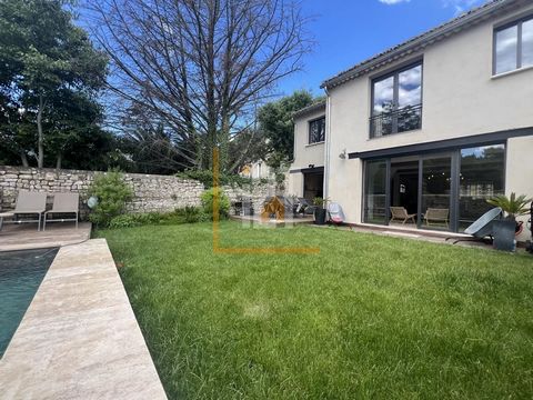 En exclusivité dans le cœur d'Arpaillargues et Aureillac à 5 minutes d'UZES, ancienne grange de 228m² rénovée avec goût il y a 3 ans. Venez découvrir au rez-de-chaussée une magnifique entrée, un salon/séjour incroyable de 67m² donnant accès au jardin...