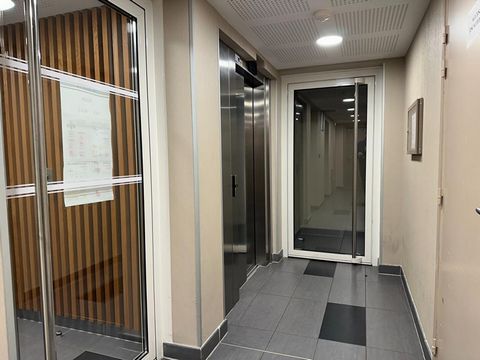 Idéalement situé sur le boulevard des belges à Nantes , à 100 m environ du pont de la Tortière au 2èm étage d'une résidence de 2013 très bien entretenu et parfaitement sécurisé avec un ascenseur . Vous pourrez profiter en toute quiétude des bords de ...