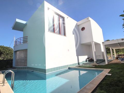 Located in the Albufeira Marina, partly on the 1st line, we find this excellent V3 villa of enormous potential to be used as a holiday home or a safe investment from the perspective of monetization. The villa of contemporary architecture and framed i...