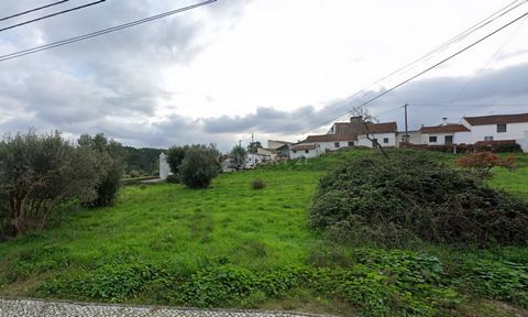 Discover this unique investment opportunity in Abrã, Santarém. This mixed-use plot, complete with a ruin, offers privileged access via three distinct streets. Situated near residential areas with elevated surroundings, this plot holds significant pot...