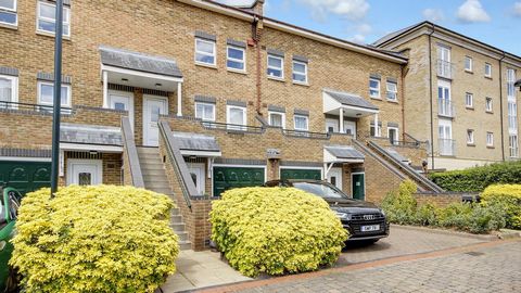 We present a stunning split-level maisonette with two double bedrooms perfectly positioned within Schooner Close, Isle of Dogs, E14, a private riverside complex. This duplex apartment spans just under 1000 sqft! The first floor boasts a beautifully p...