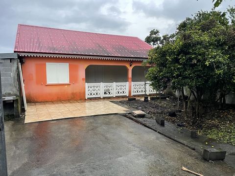 Te koop chemin du Cap in Sainte Anne, een F4 huis van 70 m2 plus 30 m2 terras en veranda op een perceel van ongeveer 300 m2. 3 slaapkamers, woonkamer, doucheruimte, toilet. Verkoopprijs 179.000 euro, d.w.z. 170.000 euro netto verkoper en 5,29 % koper...