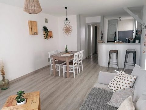 T2 Saint Jean de Luz, quartier Fargeot .Bel appartement lumineux de 45m2 avec cour de 23m2 dans une maison Basque. Il est situé dans le Quartier Fargeot proche de toutes commodités . En RDC il est doté d’une cuisine semi ouverte sur une pièce à vivre...