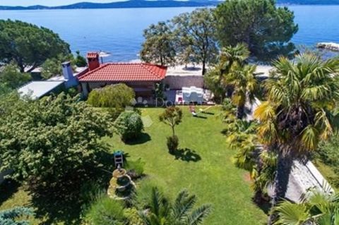 FERIENHAUS IN ERSTER STRANDLINIE MIT EINER AUSSERGEWÖHNLICHEN LAGE IN BIBINJE BEI ZADAR Entdecken Sie die Reize des mediterranen Lebens in dieser ruhigen Oase. Das Haus befindet sich an einer idyllischen Lage und zeichnet sich stolz durch seine erstk...