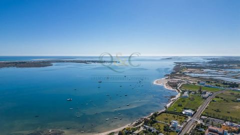 Si tratta di una straordinaria opportunità per l'acquisto di un prestigioso appezzamento di terreno situato nella ricercatissima regione di Ria Formosa, rinomata per le sue bellezze naturali mozzafiato e i paesaggi costieri incontaminati. Questa ecce...