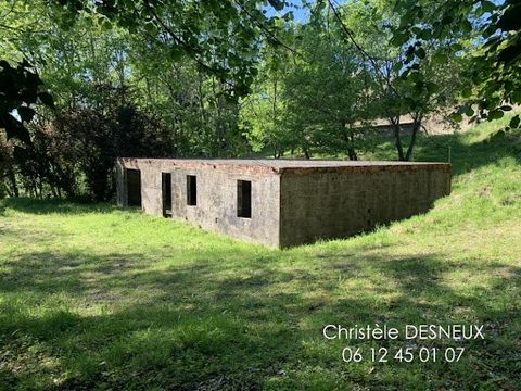 Splendide terrain boisé de 3 411 m2 situé dans une petite combe à 1 km de la cité médiévale de Sarlat où le début d'une maison a été construit il y a quelques années. Un permis de construire vient d'être déposé suite à un CU positif, dont vous pourre...