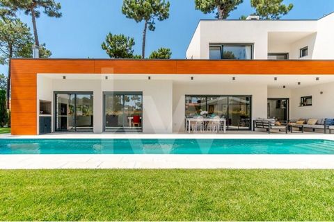 Do you dream of quality of life, at the gates of Lisbon?If you would like to have a house with space, modern and comfortable, this villa is for you. Find the balance between indoor and outdoor living, enhancing family gatherings or with friends, wher...