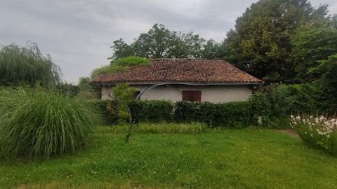 Laurent GODART Proprietes-Privees.com exclusively presents this stone barn, located on a flat and wooded plot of 880m² located in the center of a village less than 15 minutes from Marmande, This barn has a positive urban planning certificate to trans...