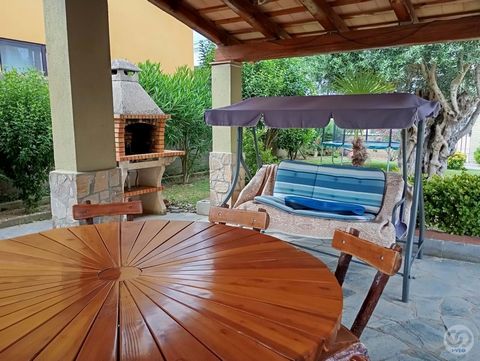 Maison à vendre dans lurbanisation de La Canyera, Llagostera. La propriété dispose dun grand jardin comprenant une pergola et un espace barbecue, parfait pour profiter des rassemblements en plein air. Il dispose également dun garage. Au rez-de-chauss...