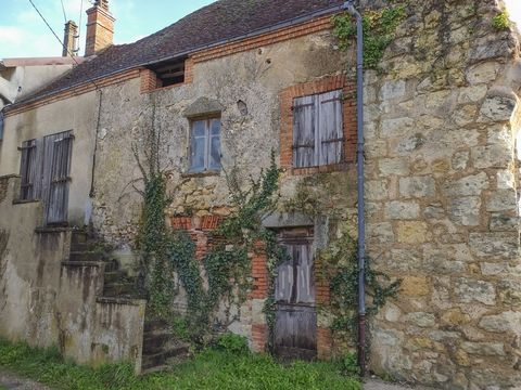 In Mennetou-Sur-Cher biedt dit middeleeuwse huis van 95 m2 u geweldige mogelijkheden voor renovatie. Dit atypische huis omvat een keuken, een woonkamer, 2 kamers, toilet en in de kelder 2 kamers en een kelder. Een tuin van 888 m2 in de directe omgevi...