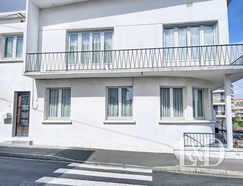 A Lloyd & Davis exclusive: 400 m from the beach and 200 m from the city center of ROYAN, this townhouse with 50's architecture offers great potential. On the ground floor: entrance, bright living room/living room of + 43 m² with access to the small g...