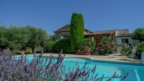 Nella campagna tra querce da tartufo e lavanda con una vista senza ostacoli, si trova questo casale di carattere. Superficie abitabile di 241 m2 su un terreno di 1700 m2 con una piscina riscaldata di 5x10m. La casa è composta da tre edifici. Una prim...