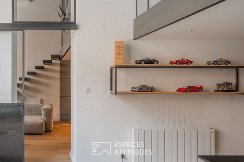 Situato nel centro della città, vicino a Place Condorcet e al Collège de l'Aigle, questo magnifico loft di 123,75 m2 in duplex e uso misto di abitazioni e attività commerciali, si trova al piano terra di un edificio art déco. Dall'ingresso, il bianco...