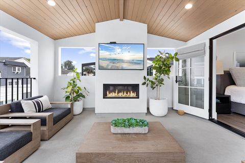 Introducing a stunning 2-bedroom, 2-bathroom detached rear unit nestled on a quiet street in Corona Del Mar. This newer construction property is the perfect coastal pied-à-terre. Boasting a prime location just a short distance from all the incredible...
