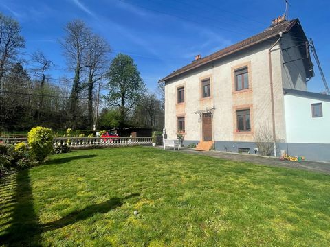 Dans quartier calme, située dans la charmante commune de Pouxeux avec toutes les commodités, maison mitoyenne avec terrain sans vis-à-vis, composée au rez-de-chaussée d'un salon, une cuisine entièrement équipée, une salle de bain avec douche et meubl...