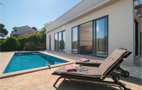 Eine wunderschöne Villa mit Pool befindet sich in erster Reihe zum Strand und kristallklarem Meer auf der wunderschönen Insel Brač. Diese Luxusimmobilie bietet eine Wohnfläche von 109 m², gelegen auf einem Grundstück von 500 m². Das Innere der Villa ...